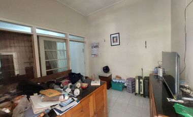 Rumah Luas Pasar Kliwon Solo Kota  Tepi Jalan Raya Strategis Ramai