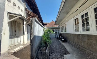 Rumah Luas Pasar Kliwon Solo Kota  Tepi Jalan Raya Strategis Ramai