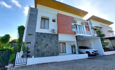 RUMAH MEWAH 2 LANTAI PRIVATE FULL FURNISHED DI MAGUWOHARJO