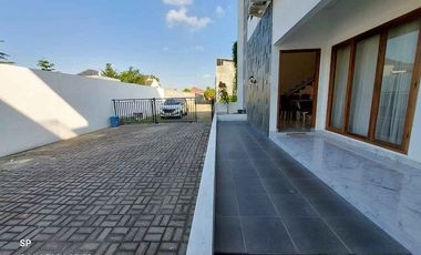 RUMAH MEWAH 2 LANTAI PRIVATE FULL FURNISHED DI MAGUWOHARJO