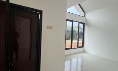 Rumah HOOK Mewah di Cluster Aurora BSB Village, 236 m², Dekat Halte &
