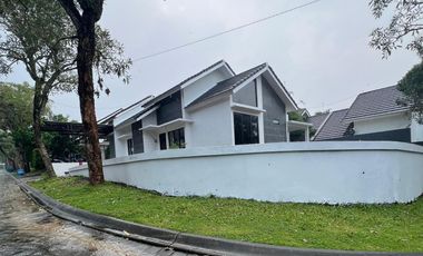 Rumah HOOK Mewah di Cluster Aurora BSB Village, 236 m², Dekat Halte &