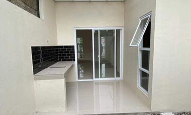 Rumah di pinggir jalan dekat dengan pusat pendidikan