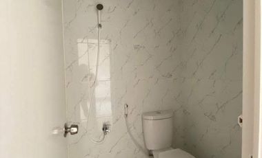 Rumah di pinggir jalan dekat dengan pusat pendidikan