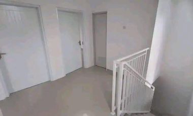 Rumah di pinggir jalan dekat dengan pusat pendidikan