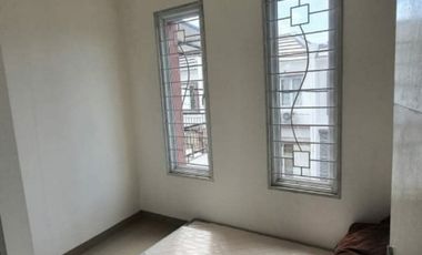 Rumah di pinggir jalan dekat dengan pusat pendidikan