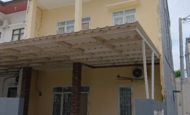 Rumah di pinggir jalan dekat dengan pusat pendidikan