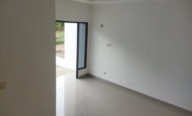 Running di jual 2 lantai pinggir Jalan