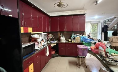 DIJUAL RUMAH HOEK 500meter JAKARTA BARAT BEBAS BANJIR LOKASI STRATEGIS
