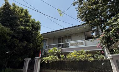 DIJUAL RUMAH HOEK 500meter JAKARTA BARAT BEBAS BANJIR LOKASI STRATEGIS