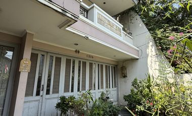 DIJUAL RUMAH HOEK 500meter JAKARTA BARAT BEBAS BANJIR LOKASI STRATEGIS