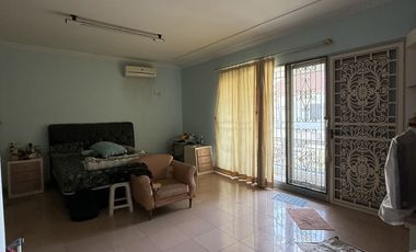 DIJUAL RUMAH HOEK 500meter JAKARTA BARAT BEBAS BANJIR LOKASI STRATEGIS