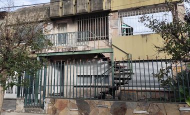 Venta Casa 4 dormitorios en 2 plantas con cochera - Roque Saenz Peña, Rosario