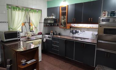 Venta Casa 4 dormitorios en 2 plantas con cochera - Roque Saenz Peña, Rosario