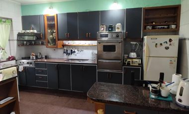 Venta Casa 4 dormitorios en 2 plantas con cochera - Roque Saenz Peña, Rosario