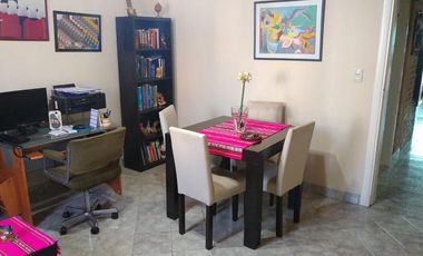 Casa de 2 dormitorios con cochera semicubierta al frente y fondo libre  con quincho y piscina.