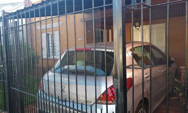 Casa de 2 dormitorios con cochera semicubierta al frente y fondo libre  con quincho y piscina.