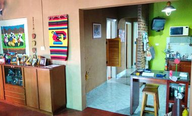 Casa de 2 dormitorios con cochera semicubierta al frente y fondo libre  con quincho y piscina.