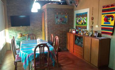 Casa de 2 dormitorios con cochera semicubierta al frente y fondo libre  con quincho y piscina.