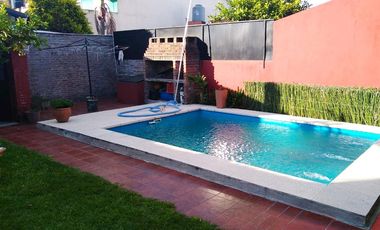 Casa de 2 dormitorios con cochera semicubierta al frente y fondo libre  con quincho y piscina.