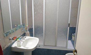 Casa de 2 dormitorios con cochera semicubierta al frente y fondo libre  con quincho y piscina.