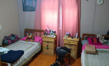 Casa de 2 dormitorios con cochera semicubierta al frente y fondo libre  con quincho y piscina.