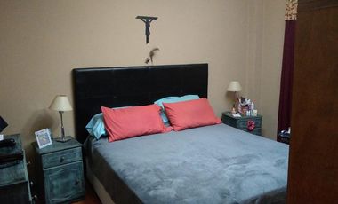 Casa de 2 dormitorios con cochera semicubierta al frente y fondo libre  con quincho y piscina.