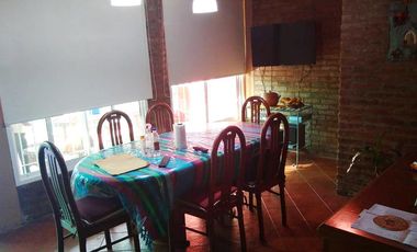 Casa de 2 dormitorios con cochera semicubierta al frente y fondo libre  con quincho y piscina.