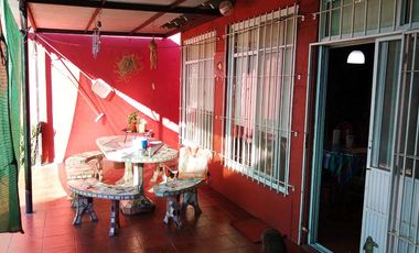 Casa de 2 dormitorios con cochera semicubierta al frente y fondo libre  con quincho y piscina.