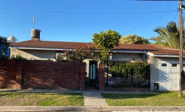 Casa  3 dormitorios cochera y quincho Turdera!! Apto permuta