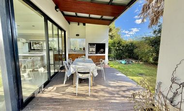 RETASADA! CASA SOBRE 2 LOTES. UNICA!!