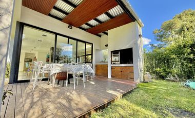 RETASADA! CASA SOBRE 2 LOTES. UNICA!!