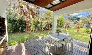 RETASADA! CASA SOBRE 2 LOTES. UNICA!!