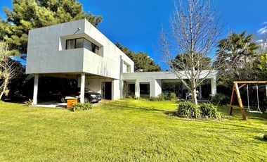 RETASADA! CASA SOBRE 2 LOTES. UNICA!!