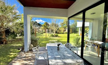 RETASADA! CASA SOBRE 2 LOTES. UNICA!!