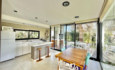 RETASADA! CASA SOBRE 2 LOTES. UNICA!!