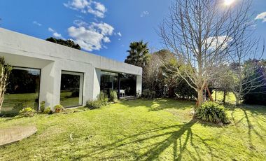 RETASADA! CASA SOBRE 2 LOTES. UNICA!!