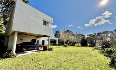 RETASADA! CASA SOBRE 2 LOTES. UNICA!!