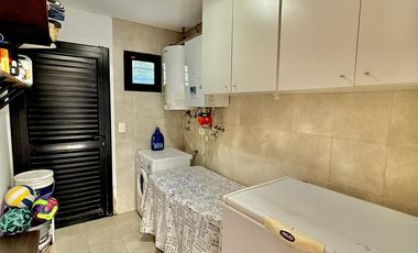 RETASADA! CASA SOBRE 2 LOTES. UNICA!!