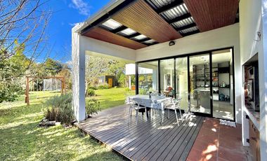 RETASADA! CASA SOBRE 2 LOTES. UNICA!!