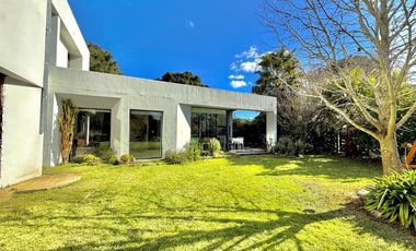 RETASADA! CASA SOBRE 2 LOTES. UNICA!!