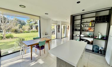 RETASADA! CASA SOBRE 2 LOTES. UNICA!!