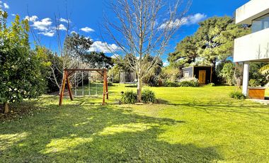 RETASADA! CASA SOBRE 2 LOTES. UNICA!!