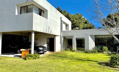 RETASADA! CASA SOBRE 2 LOTES. UNICA!!