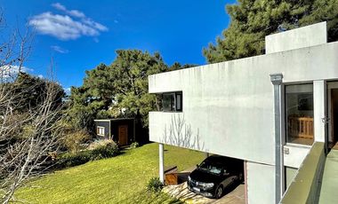 RETASADA! CASA SOBRE 2 LOTES. UNICA!!