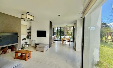 RETASADA! CASA SOBRE 2 LOTES. UNICA!!