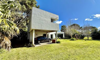 RETASADA! CASA SOBRE 2 LOTES. UNICA!!