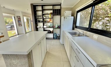 RETASADA! CASA SOBRE 2 LOTES. UNICA!!