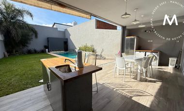 APTO CRÉDITO - Casa en venta de 5 ambientes con quincho, piscina y cochera - Villa Ballester