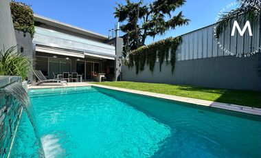 APTO CRÉDITO - Casa en venta de 5 ambientes con quincho, piscina y cochera - Villa Ballester